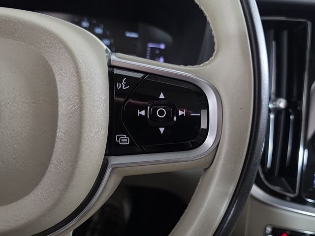 Used 2019 Black / Stone Volvo T5 Momentum image 14