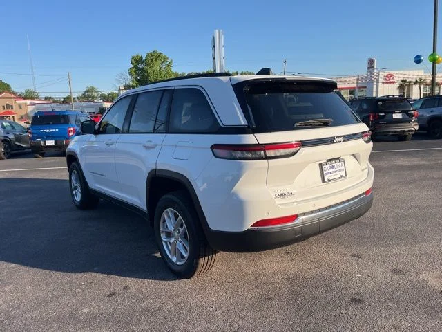 New 2026 Bright White Clear-Coat Exterior Paint Jeep Laredo X image 3