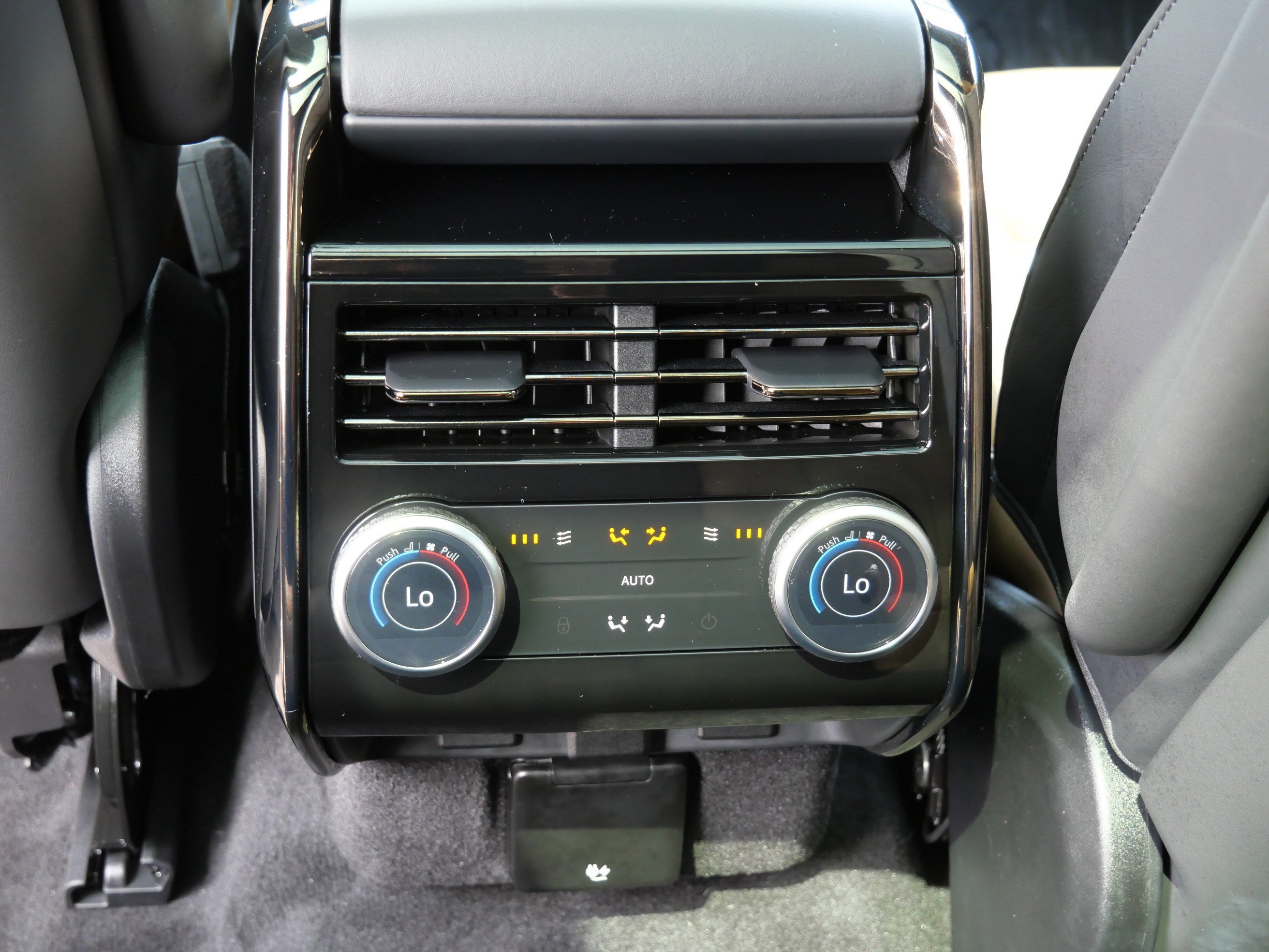 Used 2026 Ostuni Pearl White Premium Metallic Land Rover Autobiography image 16