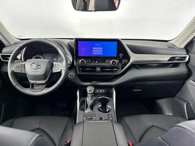 Certified Used 2026 WIND CHILL PEARL Toyota  image 15