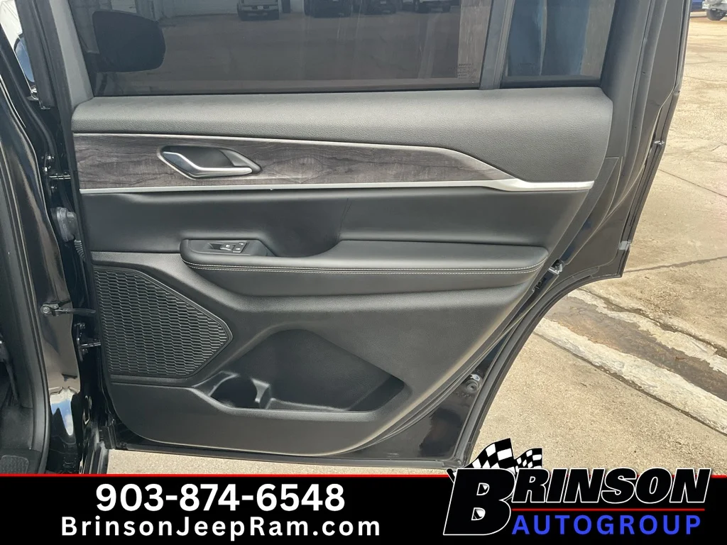 Used 2025 Diamond Black Crystal Pearlcoat Jeep Limited image 22