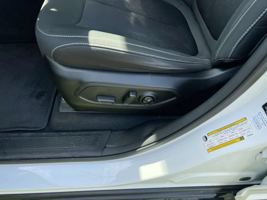 Used 2023 White Jeep Laredo image 14