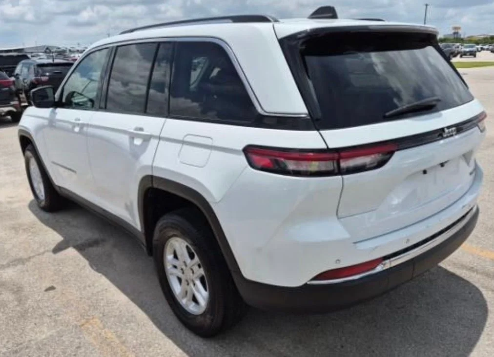 Used 2024 White/off-white Jeep Laredo image 12