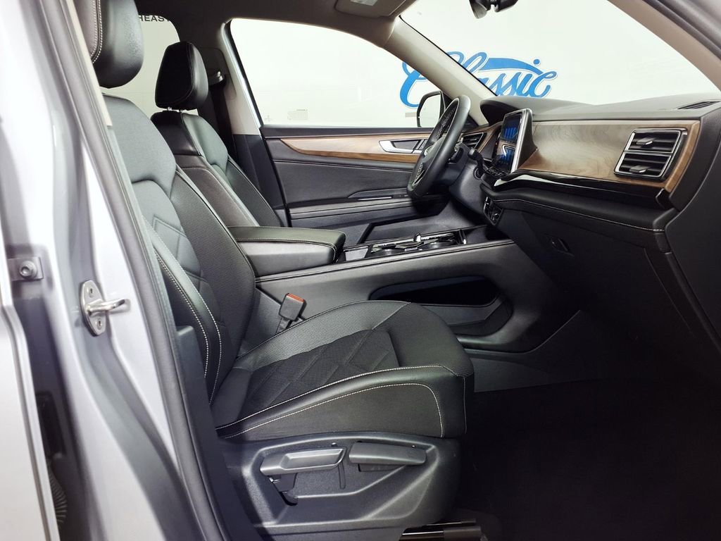 Used 2024  Volkswagen 2.0T SE w/Technology image 12