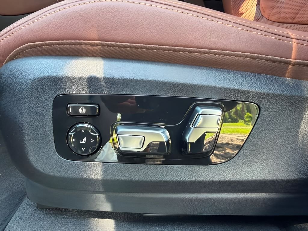 New 2026 Mineral White Metallic BMW sDrive40i image 11
