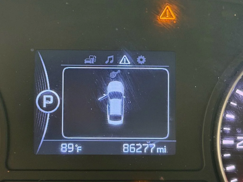 Used 2018 White Kia EX image 21