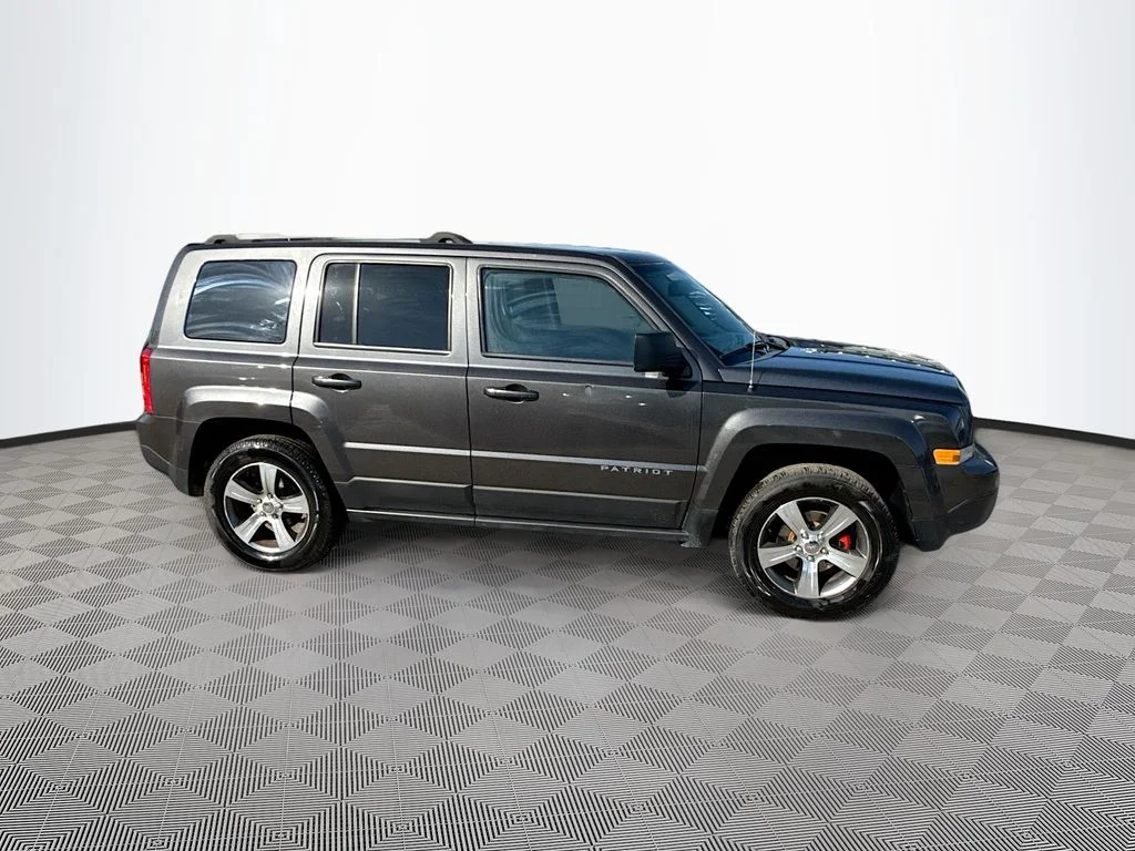 Used 2016 Gray Jeep Latitude image 5