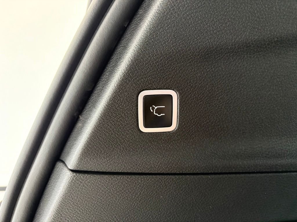 Used 2025 White Chrysler Select image 43