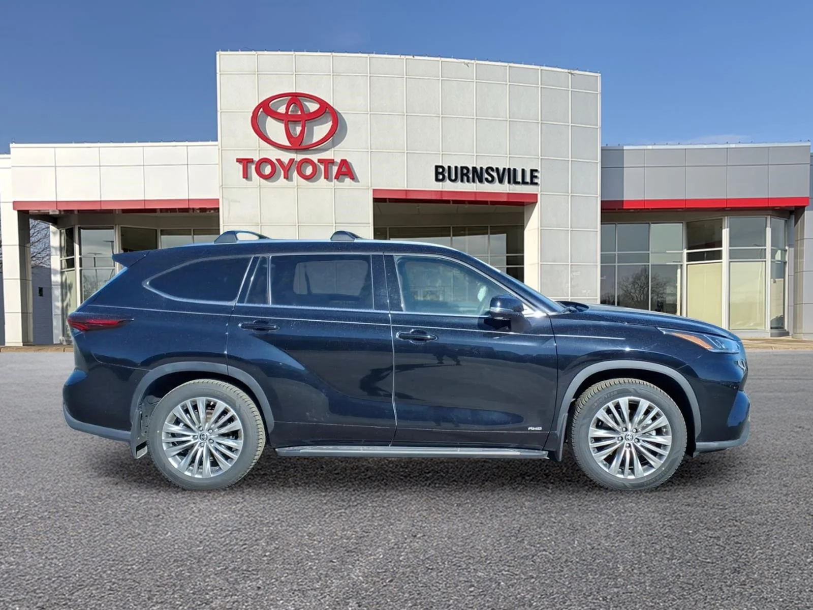 Used 2024 Toyota Highlander Platinum with VIN 5TDEBRCH8RS607005 for sale in Burnsville, Minnesota