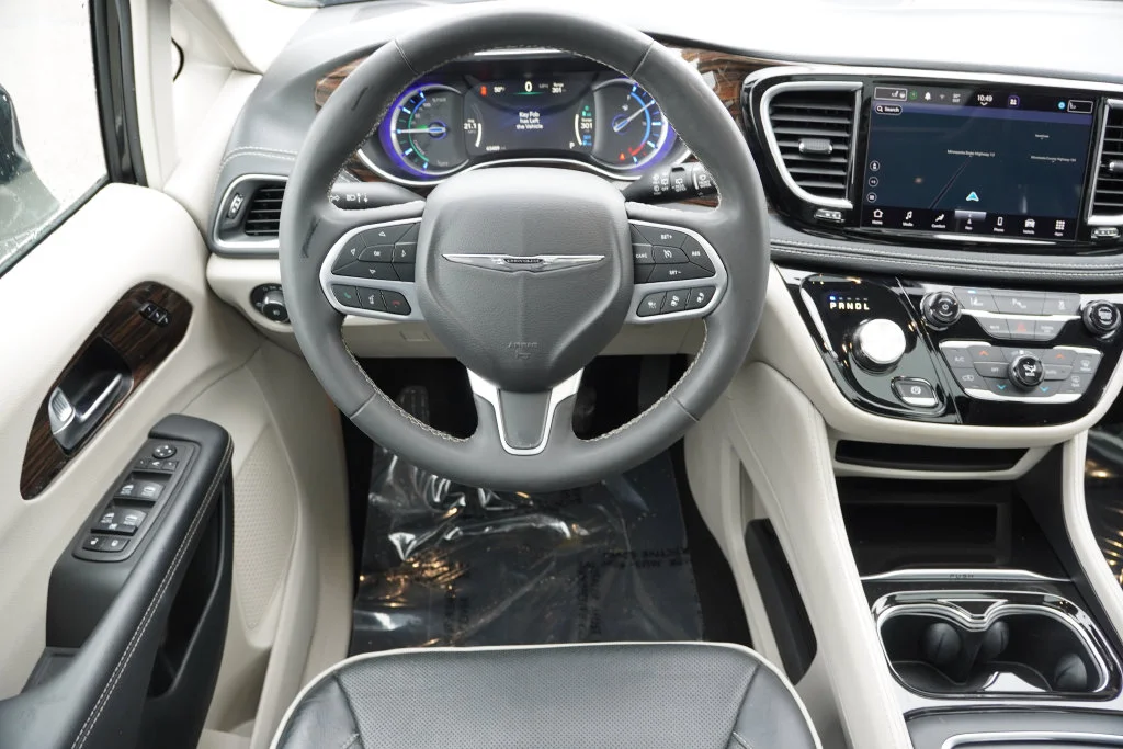 Used 2023 Brilliant Black Crystal Pearlcoat Chrysler Limited image 22
