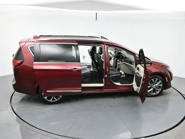 Used 2018 Velvet Red Pearlcoat Chrysler Limited image 43
