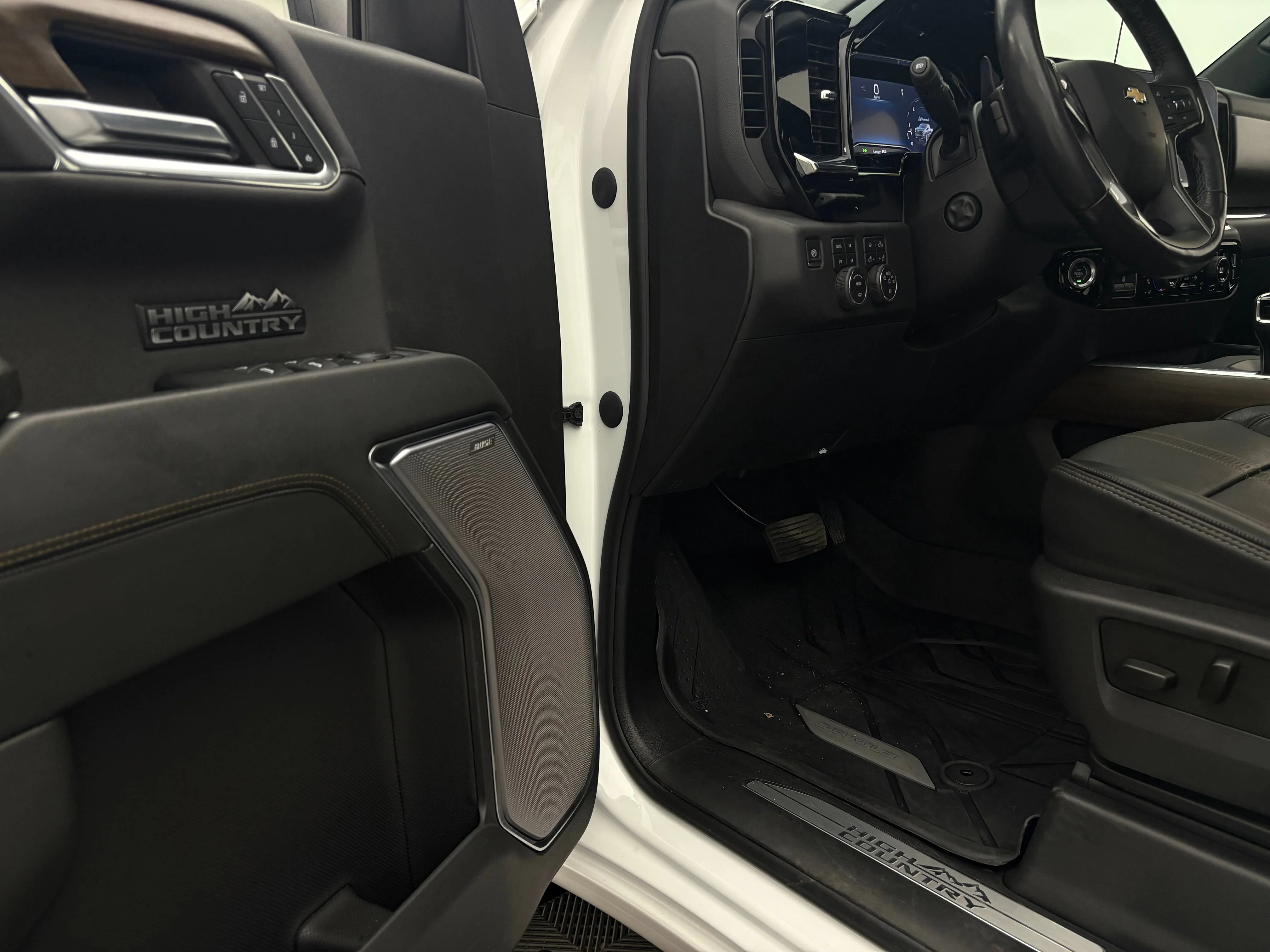 Used 2023 IRIDESCENT PEARL TRICOAT Chevrolet High Country image 17