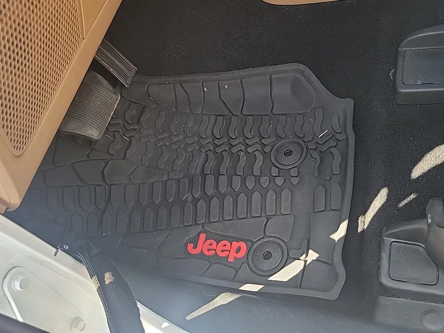Used 2018 Bright White Clearcoat Jeep Sahara image 9
