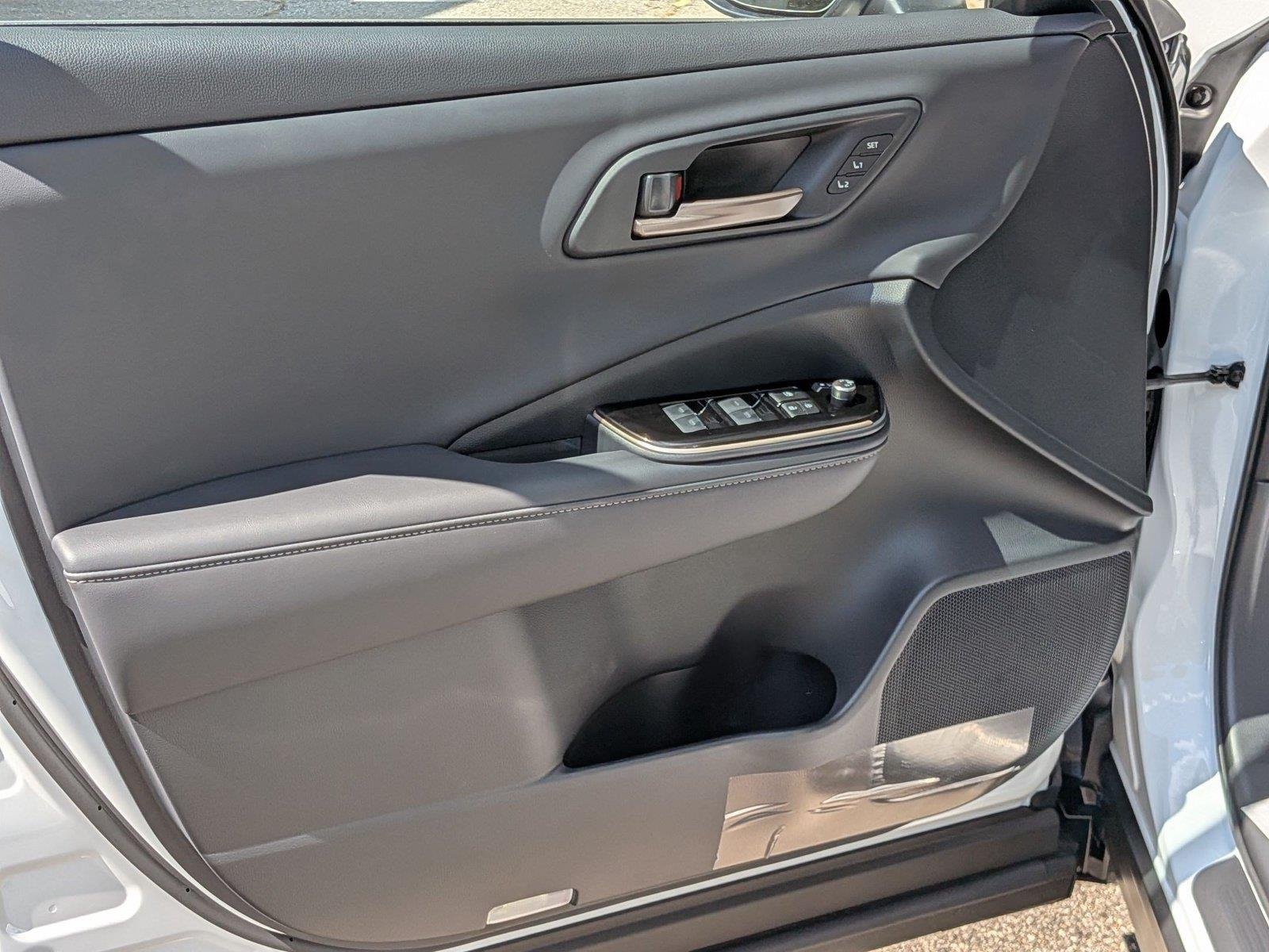 2025 Toyota Crown Signia Limited - Photo 11