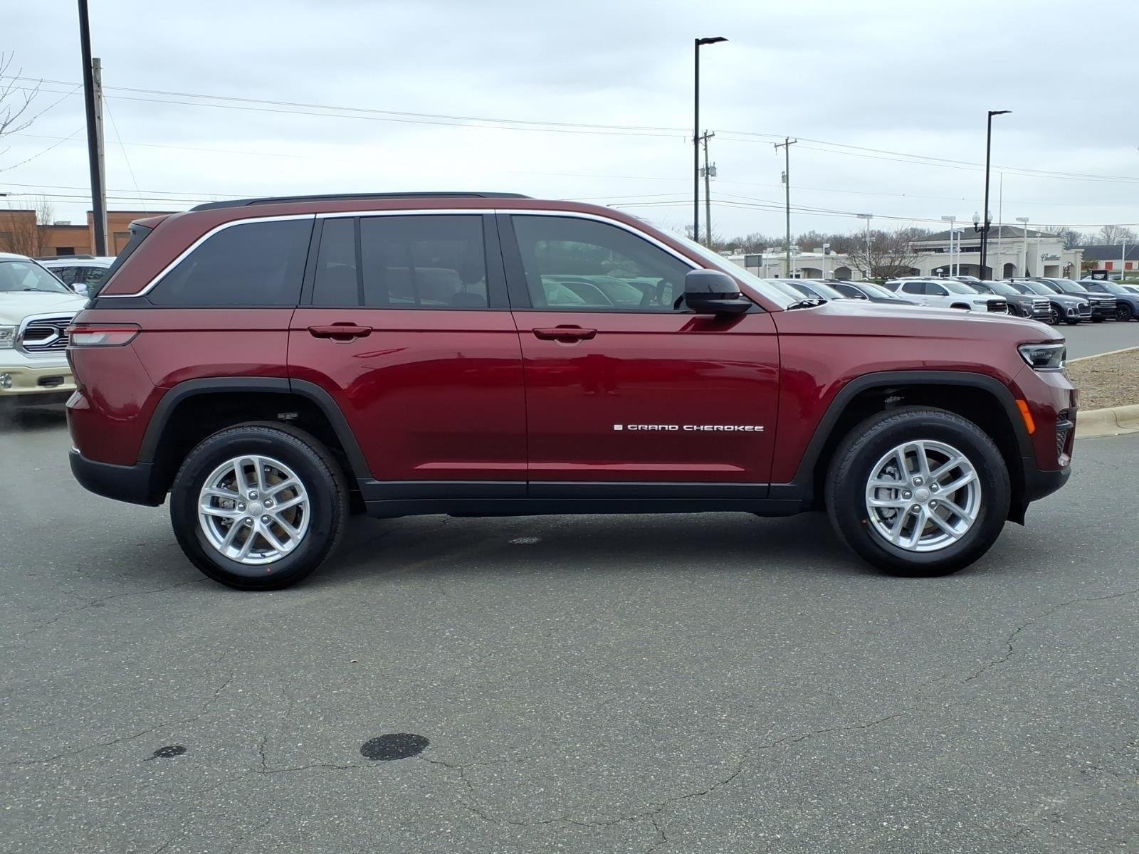 New 2026 Velvet Red Pearl-Coat Exterior Paint Jeep Laredo image 10