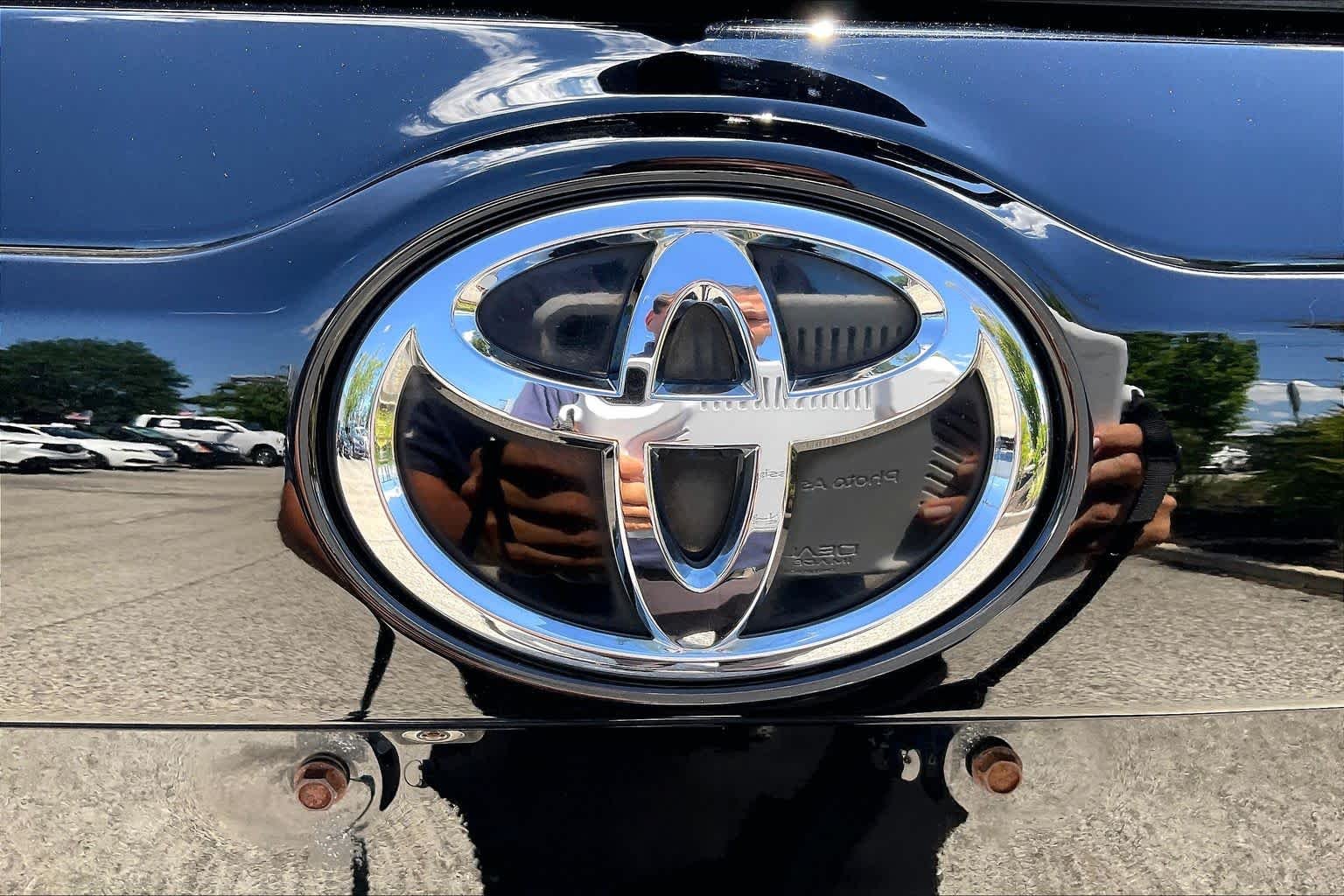 Used 2014 Attitude Black Metallic Toyota XLE image 33
