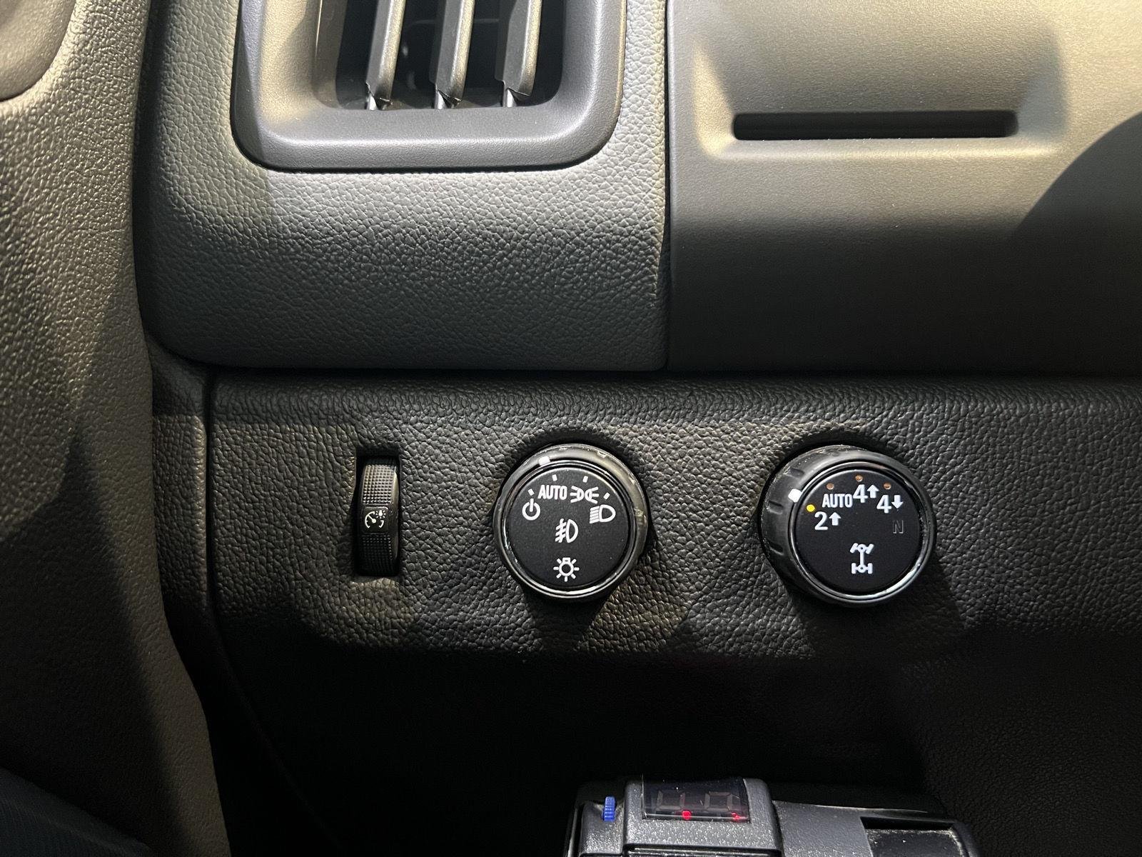 Used 2022 Summit White Chevrolet 4WD Z71 image 12