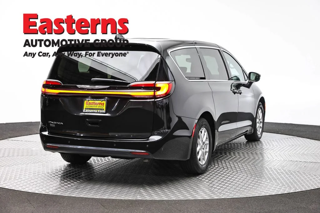 Used 2023 Black Chrysler Touring L image 5