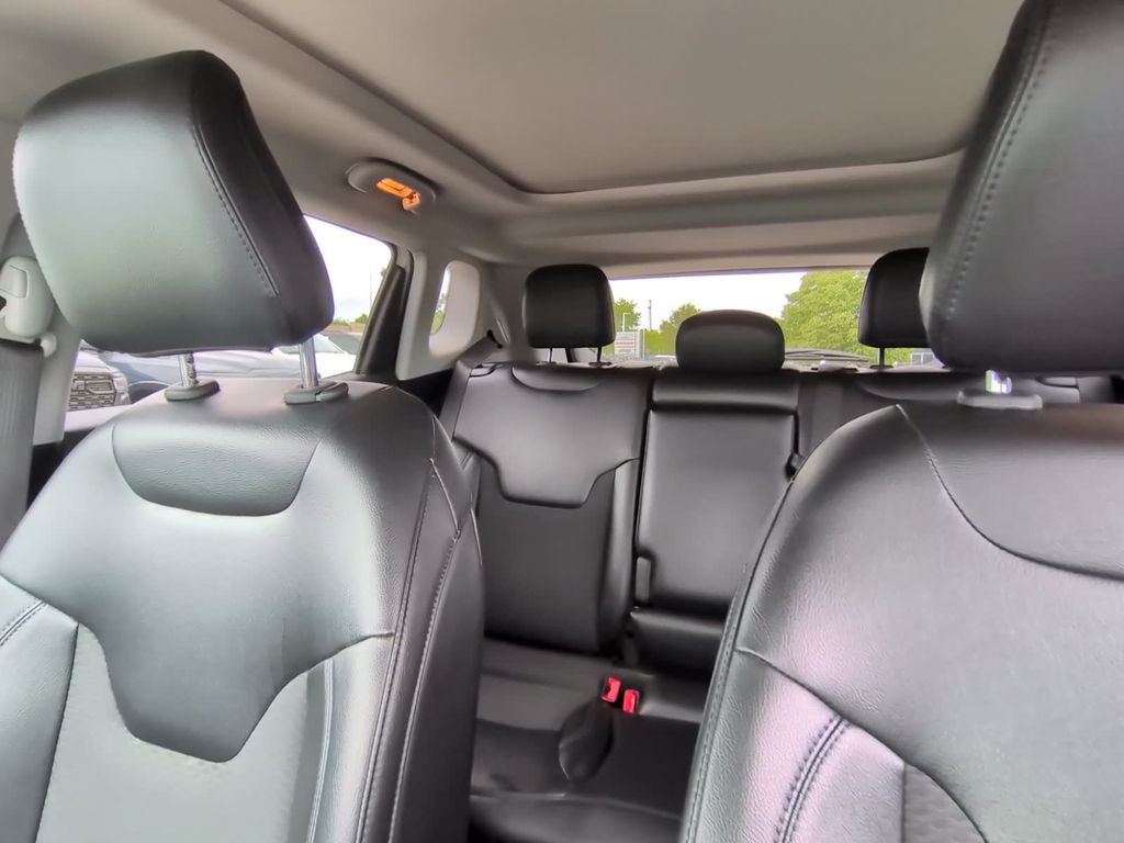 Used 2022 White Jeep Latitude image 36