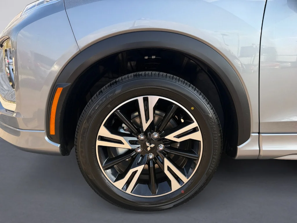 New 2026 Mercury Gray Metallic Mitsubishi SEL image 9