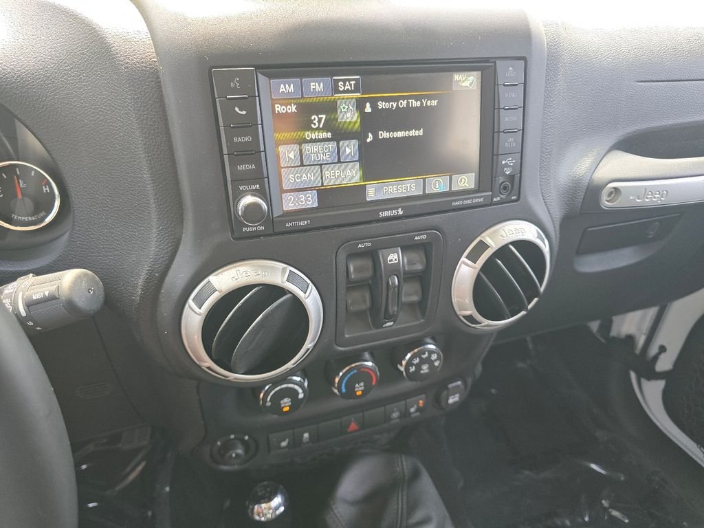 Used 2016 White Jeep Unlimited Rubicon image 38