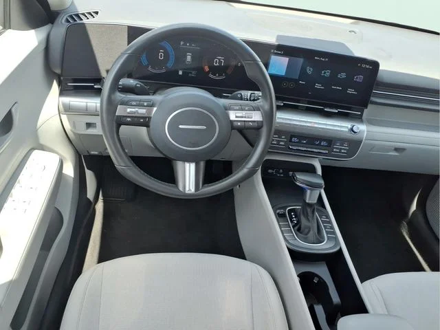 Used 2025 White Hyundai SEL image 19