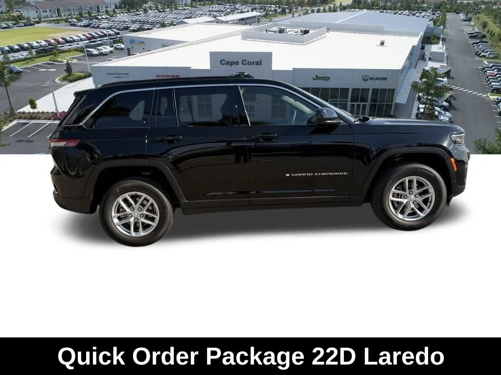 New 2026 Diamond Black Crystal Pearl-Coat Exterior Paint Jeep Laredo image 3