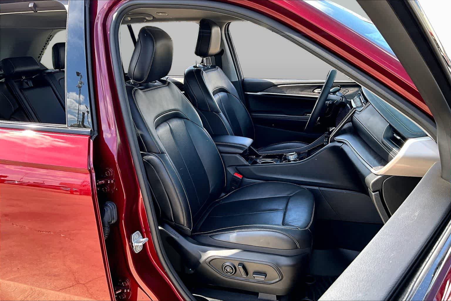Used 2023 Velvet Red Pearlcoat Jeep Limited image 9