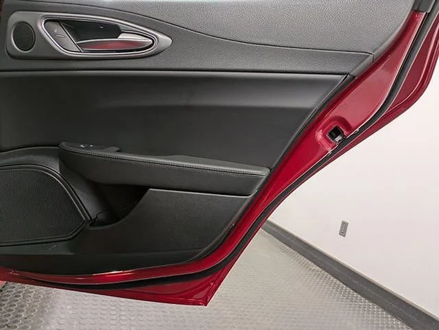 Used 2025  Alfa Romeo  image 28