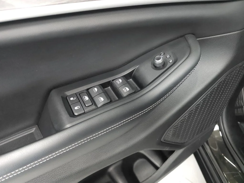 Used 2023 Rocky Mountain Pearlcoat Jeep Limited image 6