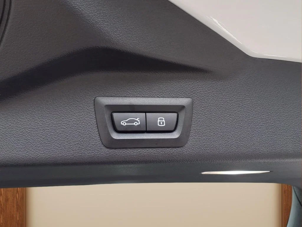 Used 2025 White BMW xDrive40i image 33
