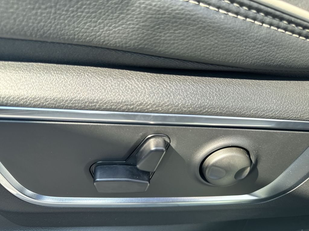 New 2026 Bright White Clear-Coat Exterior Paint RAM Laramie image 18