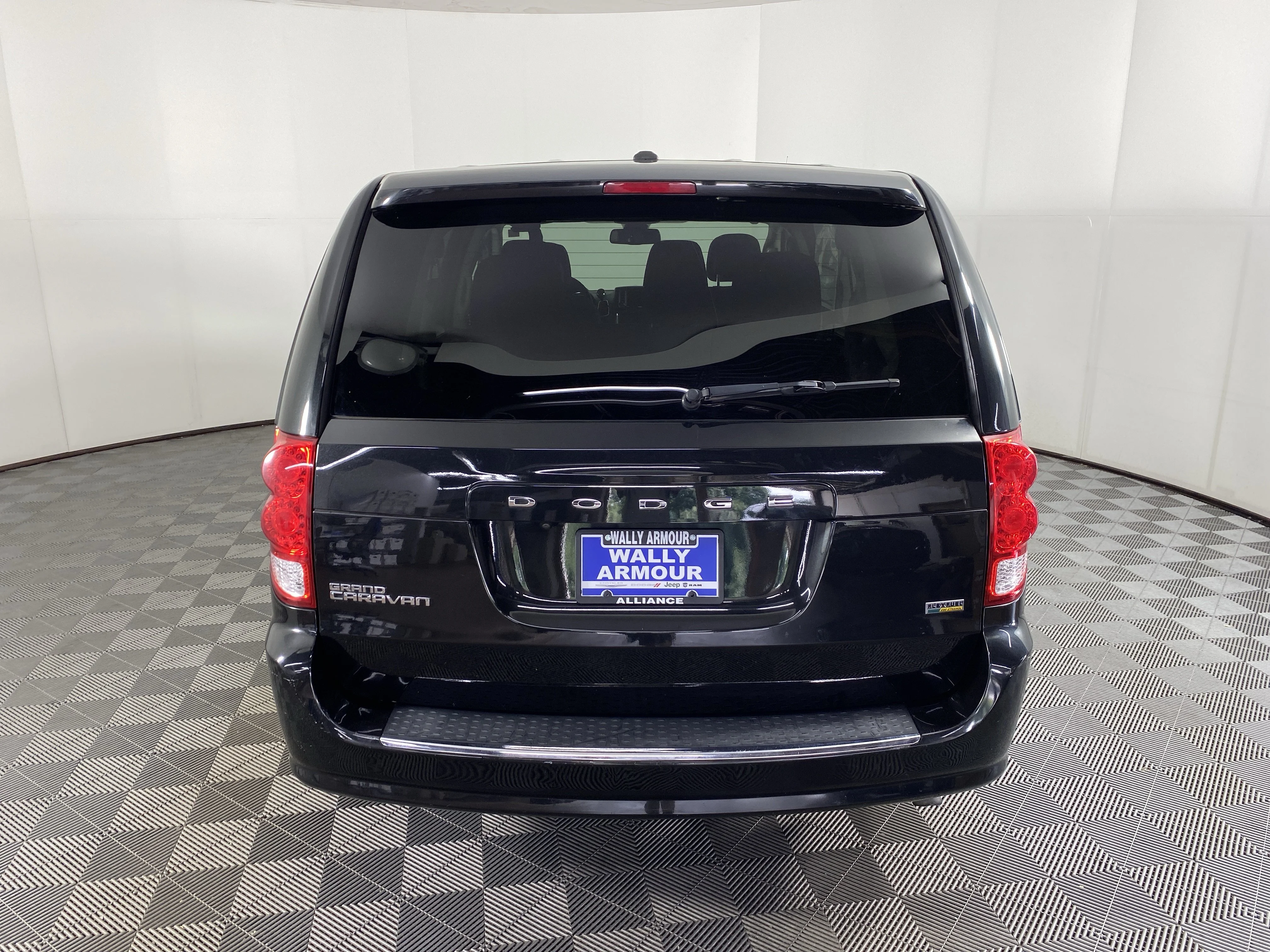 Used 2019 Black Onyx Crystal Pearlcoat Dodge SE image 7