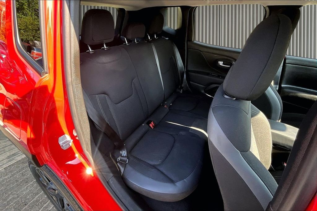 Used 2023 Red Jeep Altitude image 29