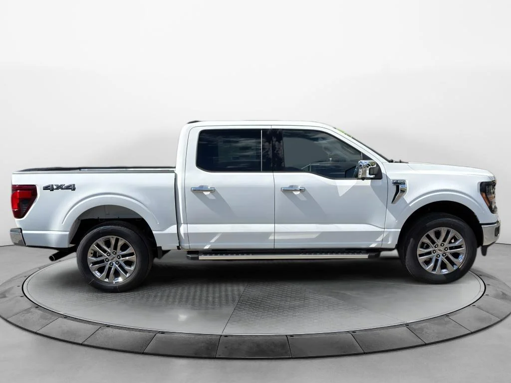 New 2026 Oxford White Ford XLT image 8