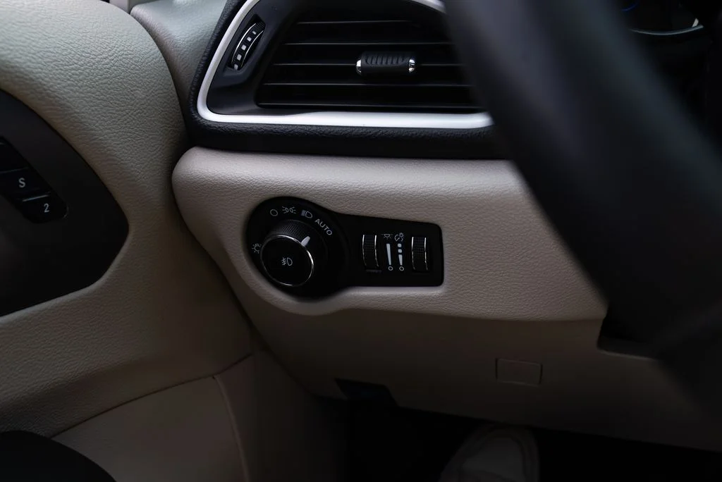 Used 2023 White Chrysler Touring L image 13