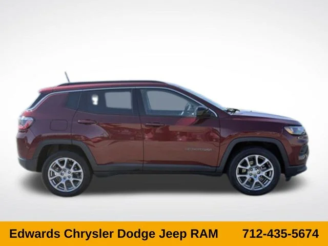 Used 2022 Red Jeep Latitude Lux image 9