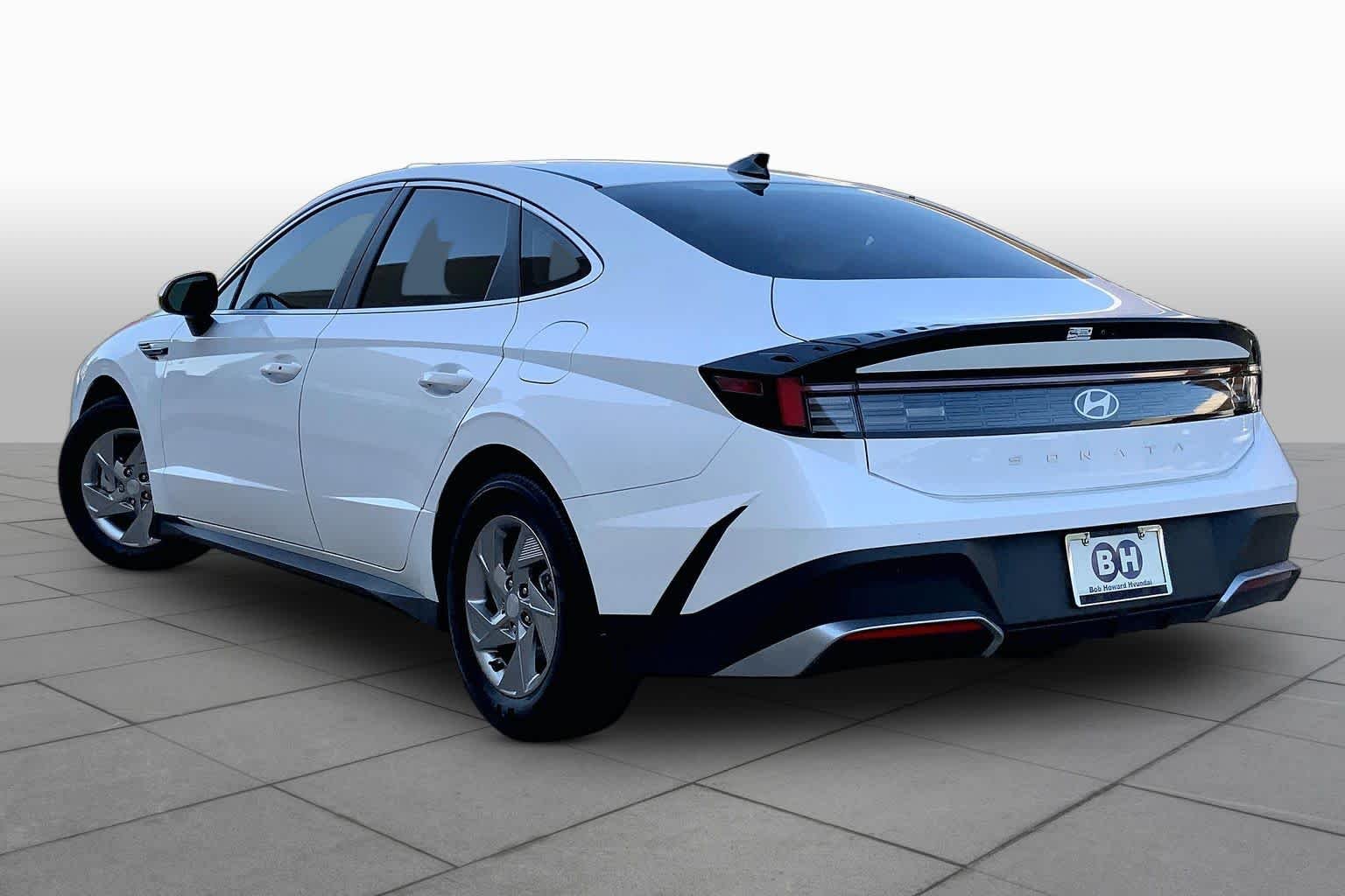 Used 2025 Serenity White Hyundai SE image 11