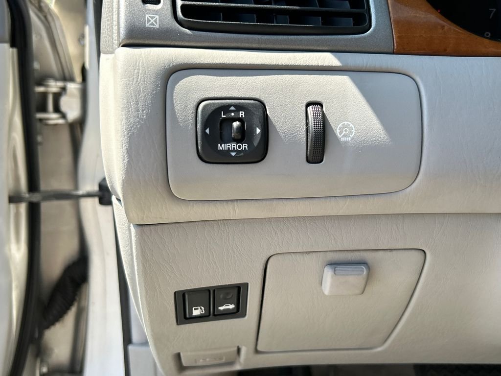 Used 2005  Lexus 330 image 20