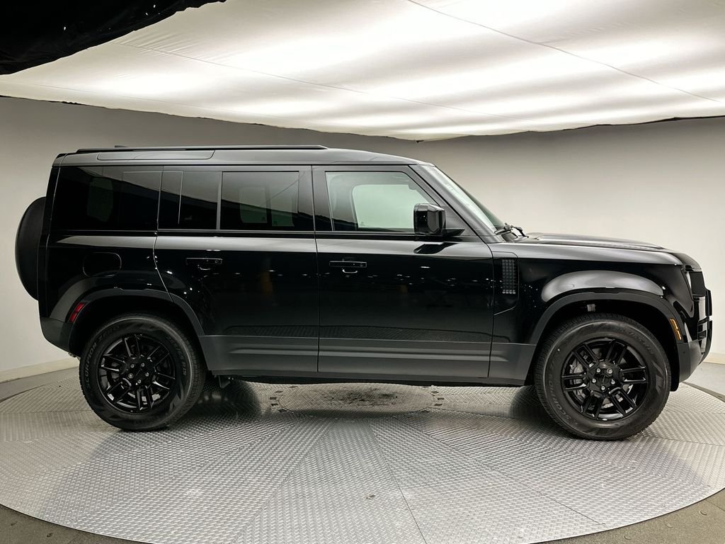 New 2026 Santorini Black Metallic Land Rover S image 4