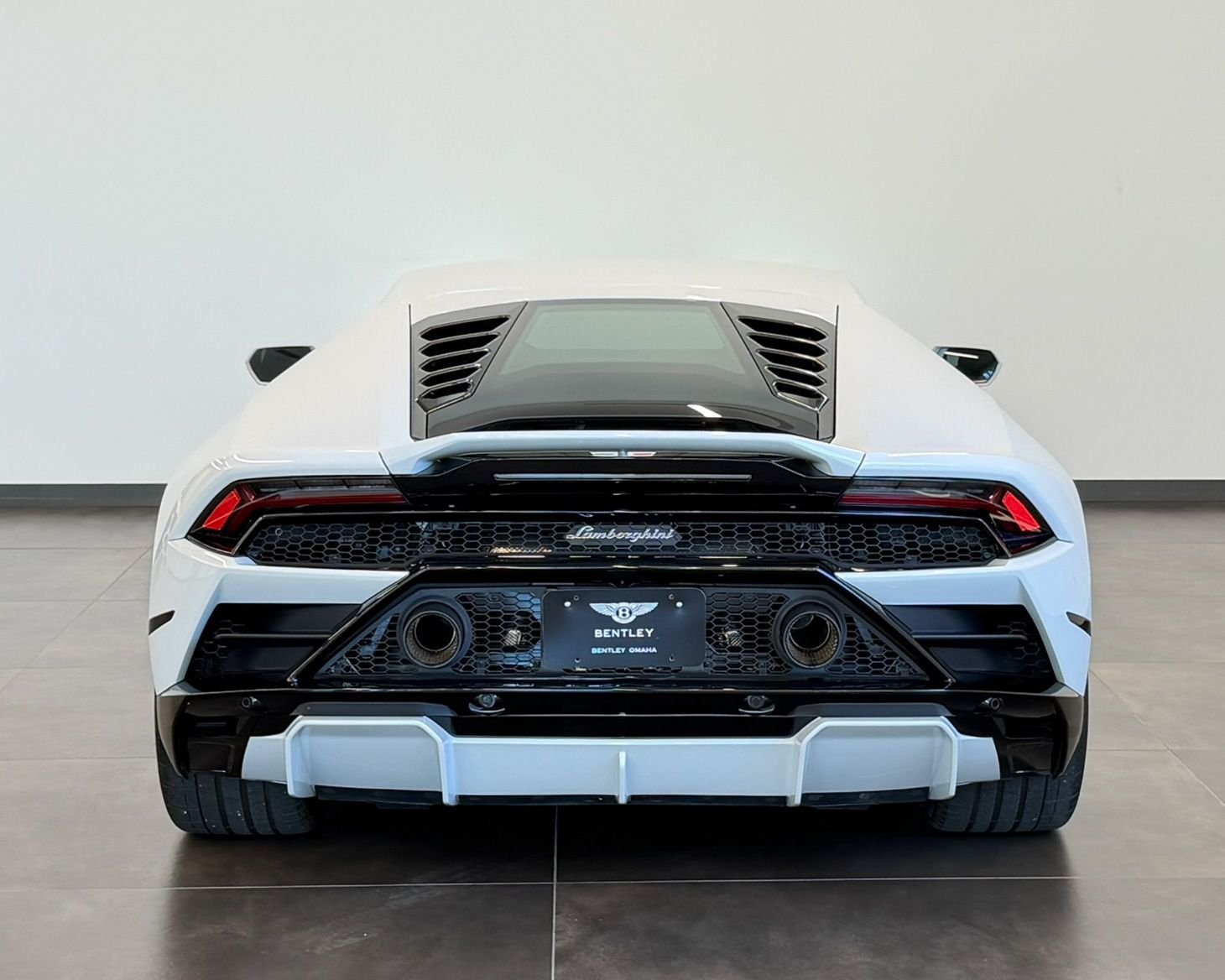 Used 2022  Lamborghini Base image 6
