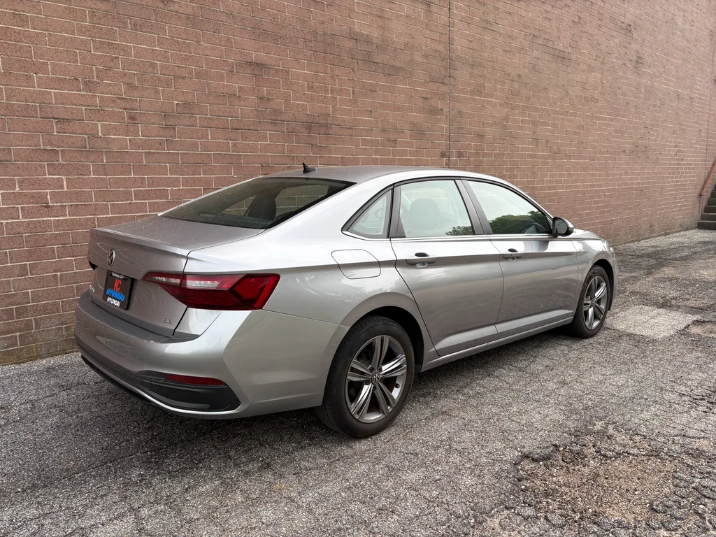 Used 2024 Pyrite Silver Metallic Volkswagen SE image 6