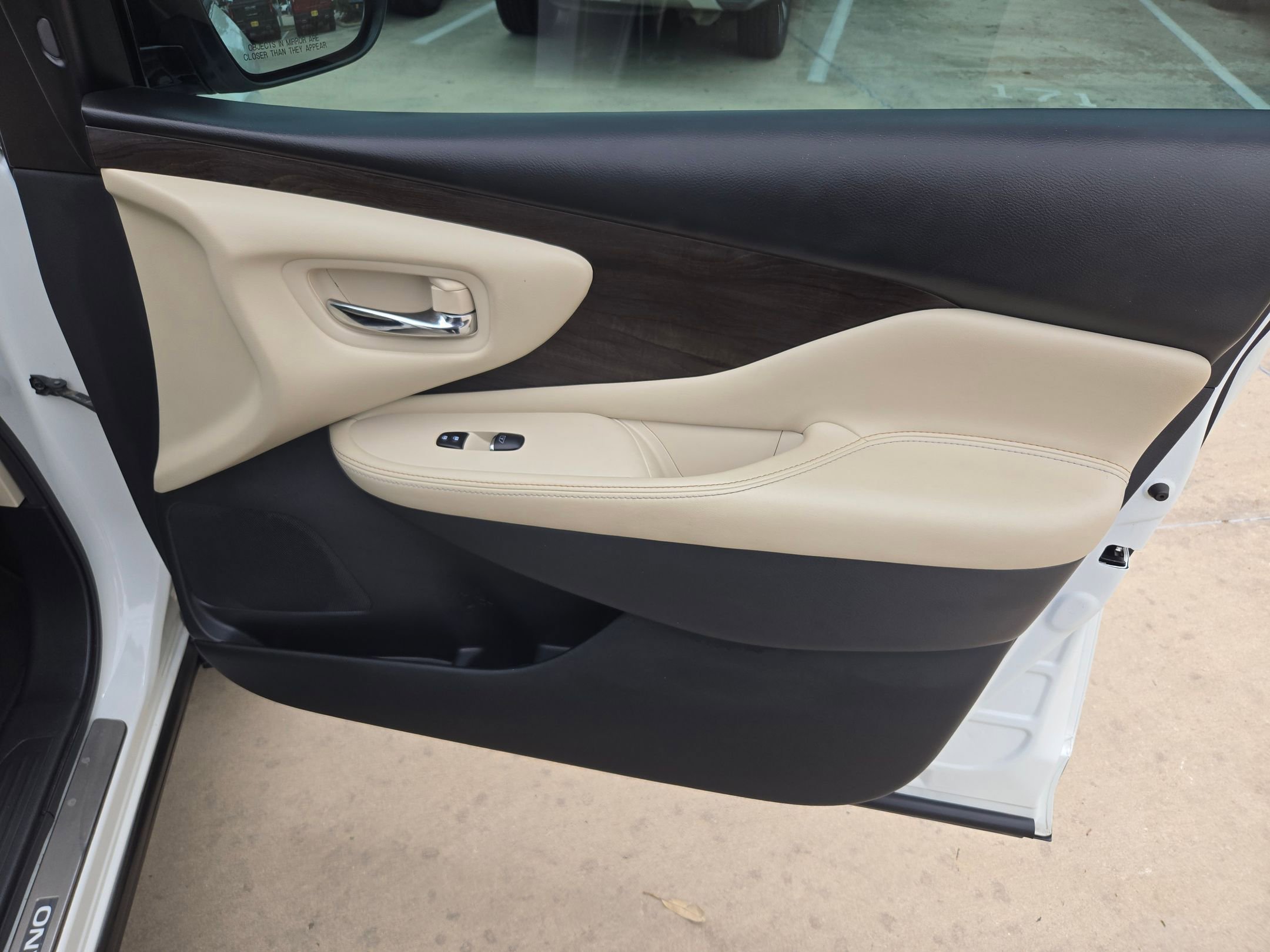 Used 2022 Pearl White Tricoat Nissan Platinum image 30