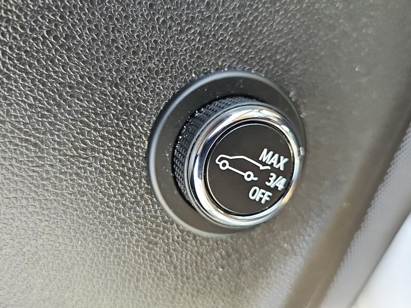 Used 2023 SUMMIT WHITE Buick Essence image 23
