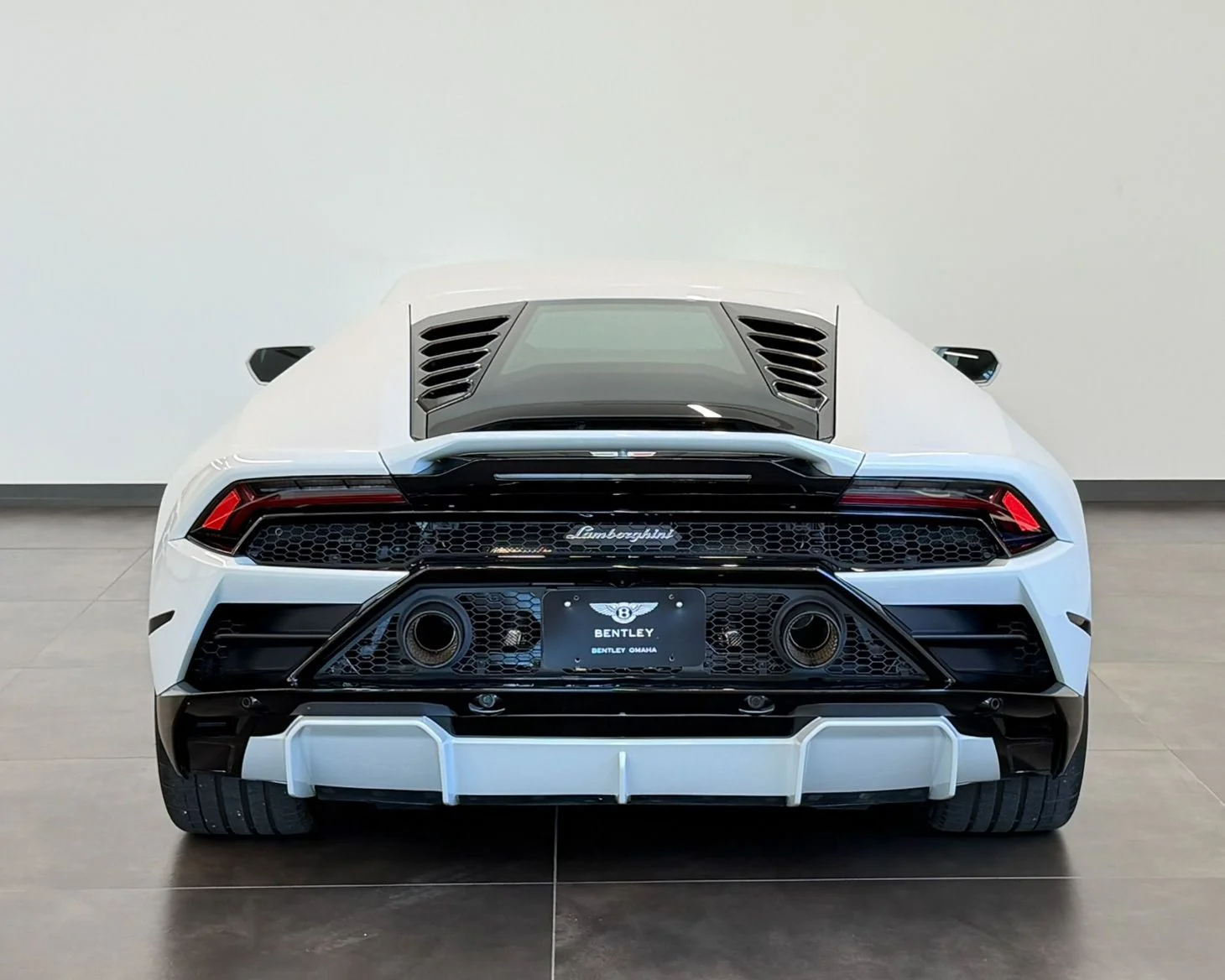 Used 2022  Lamborghini Base image 6