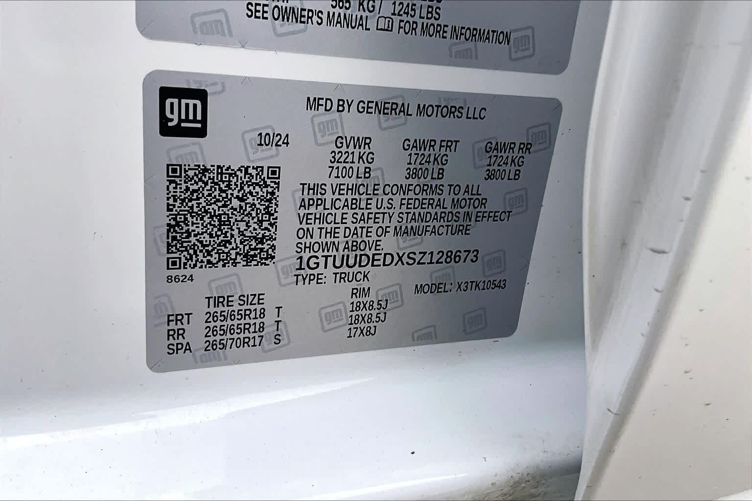 Used 2023 Sterling Metallic GMC AT4X image 37