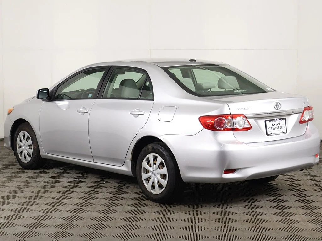 Used 2011 Silver Toyota LE image 4