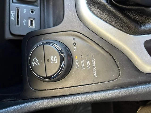 Used 2015 White Jeep Latitude image 26
