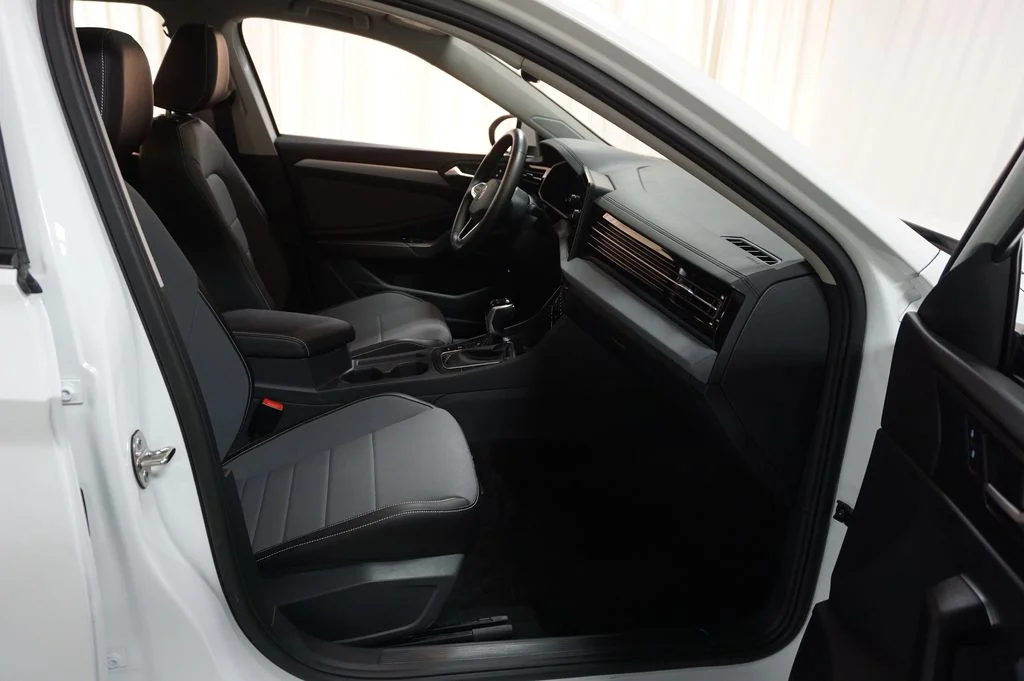 Certified Used 2025 Pure White Volkswagen 1.5T SE image 36