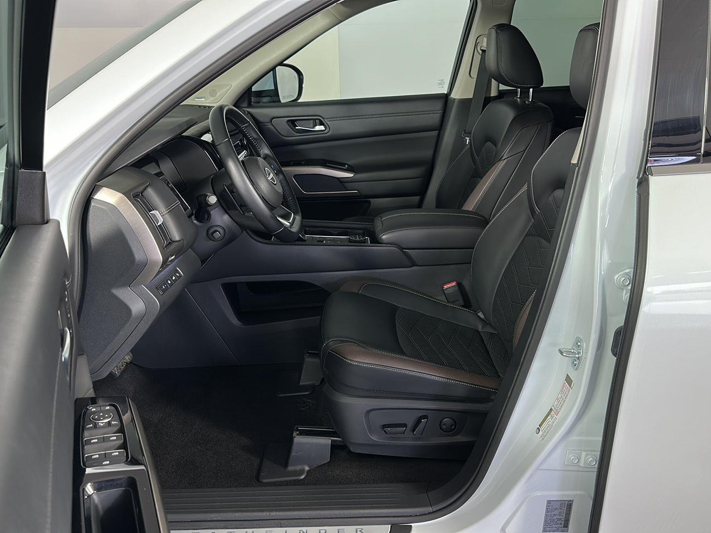 Certified Used 2025 Everest White Pearl Tricoat Nissan Platinum image 6